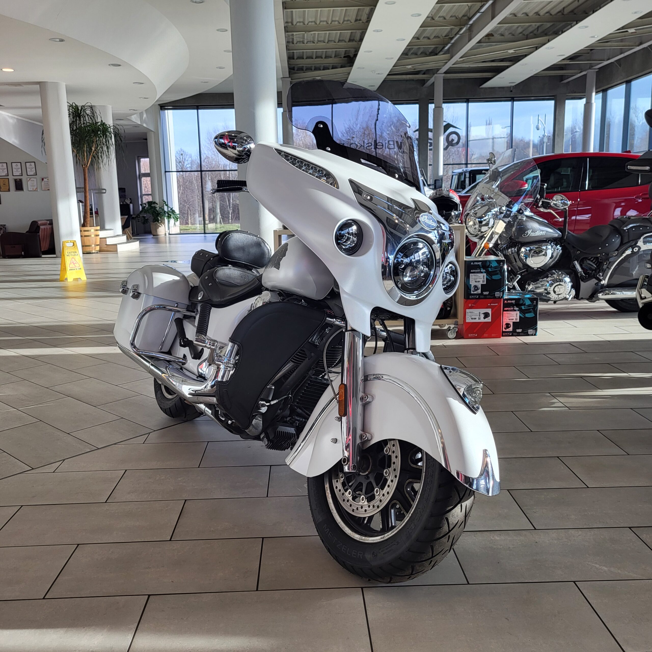 Biały motocykl Indian Chieftain 2016, luksusowy cruiser z chromowanymi detalami.