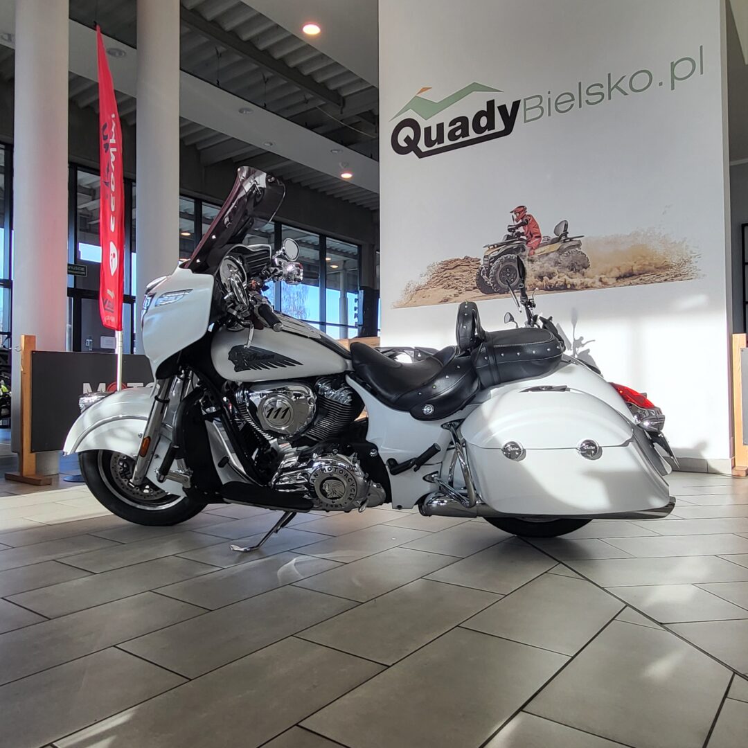 Indian Chieftain 2016: Biały motocykl turystyczny w salonie.
