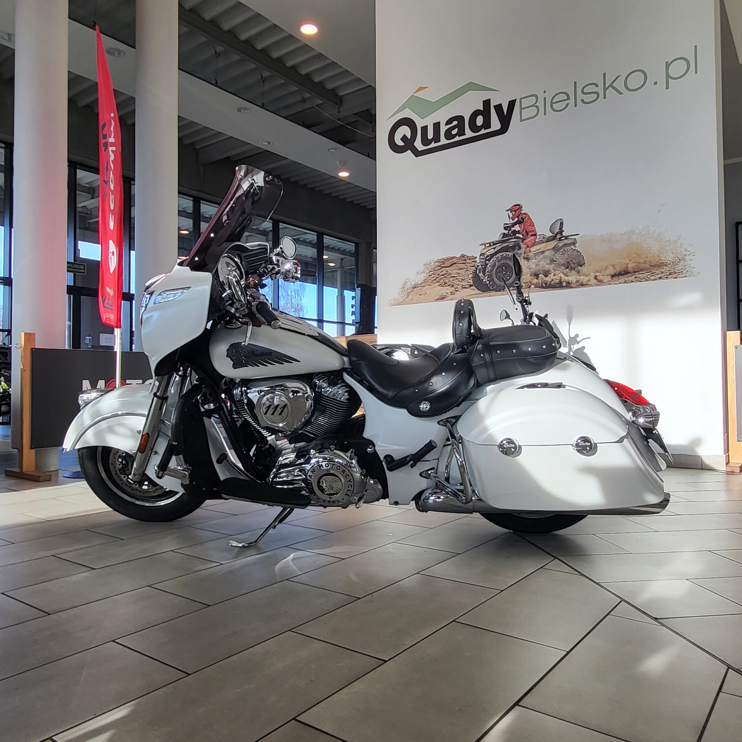Indian Chieftain 2016: Biały motocykl turystyczny w salonie.