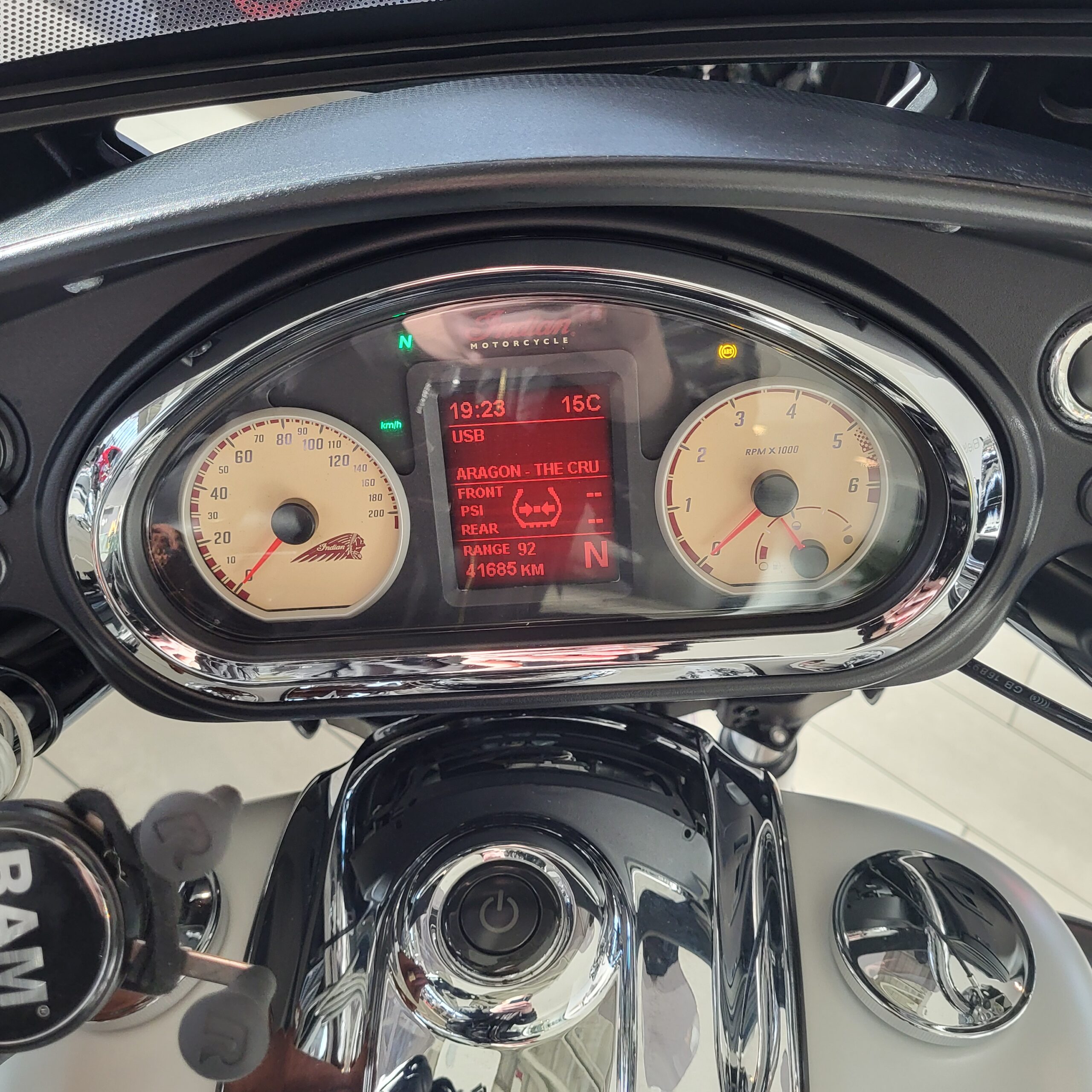 Deska rozdzielcza Indian Chieftain 2016: zbliżenie na wskaźniki i wyświetlacz cyfrowy motocykla.