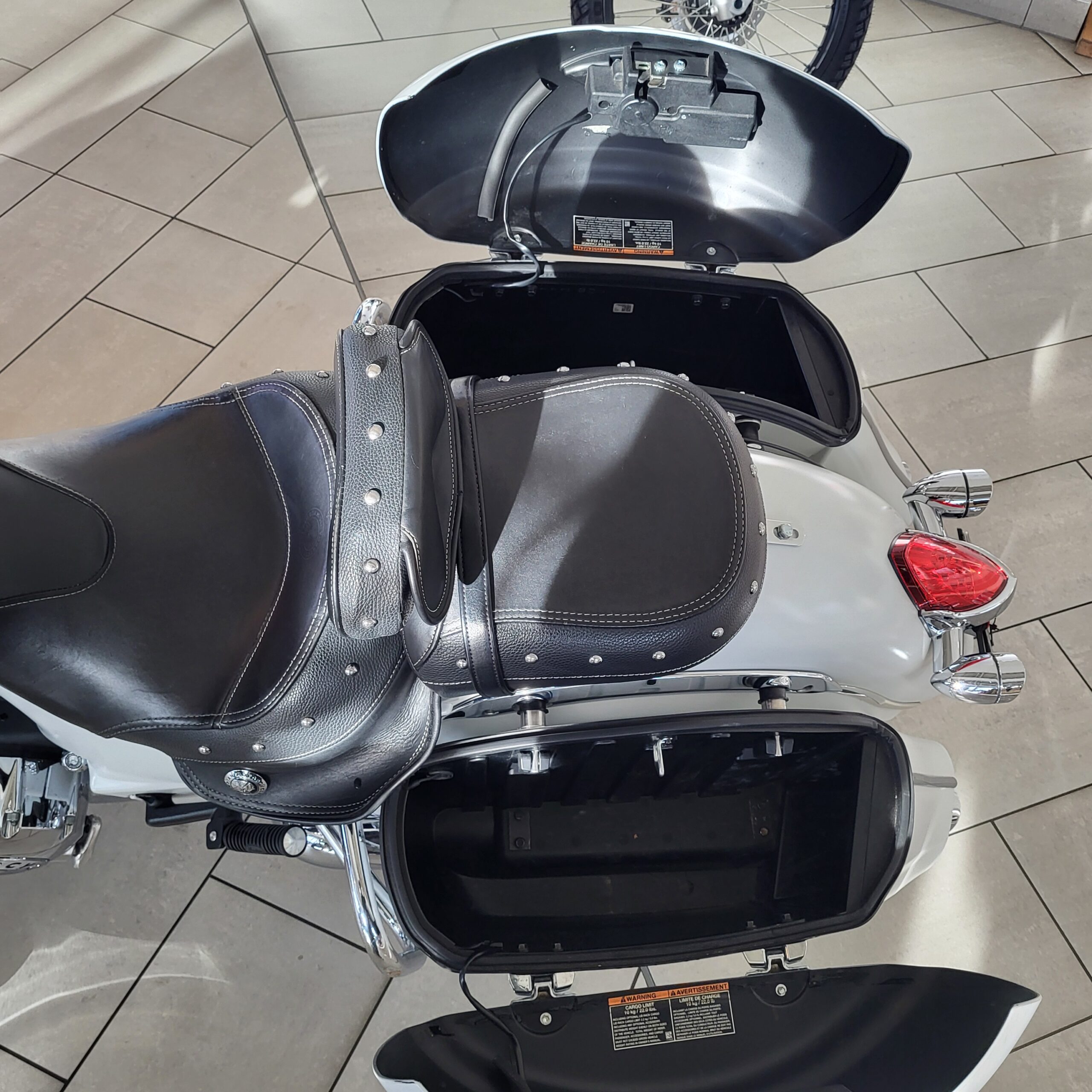 Indian Chieftain 2016 z otwartymi kuframi bocznymi. Widok z góry na biały motocykl.