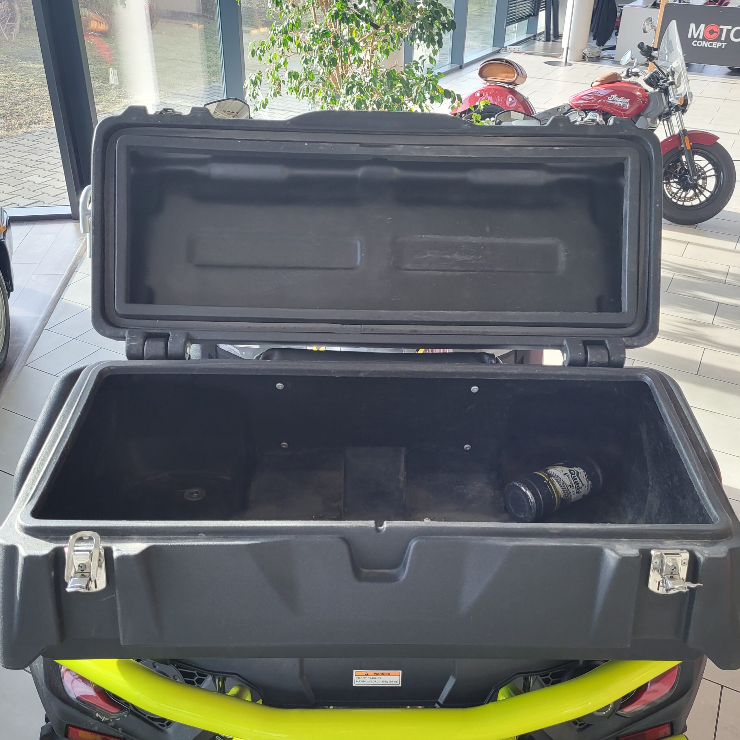 Otwarty czarny kufer TGB Blade 1000 LTX Max Limited 2025.