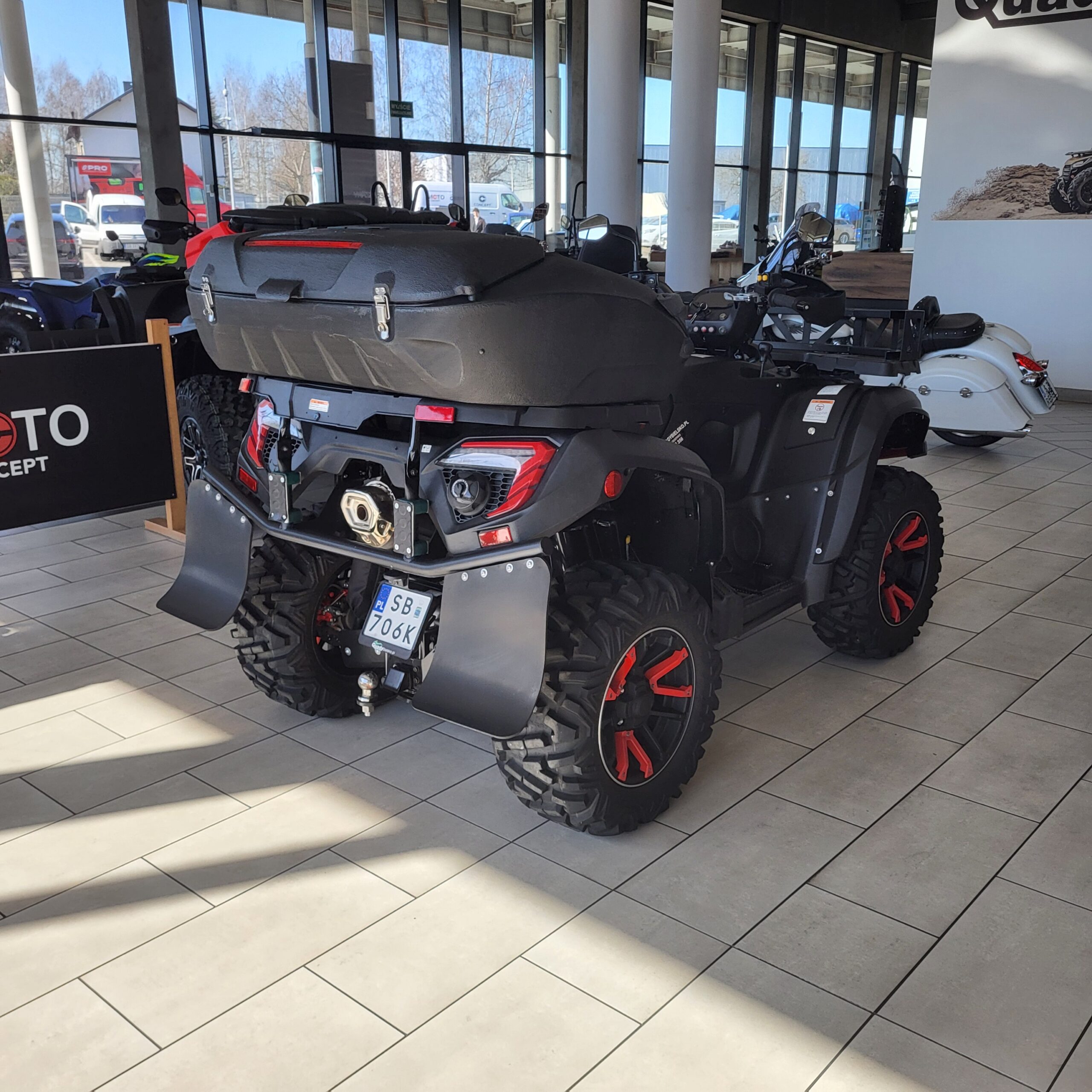 Czarny quad TGB Blade 1000 LTX MAX z czerwonymi akcentami w salonie.