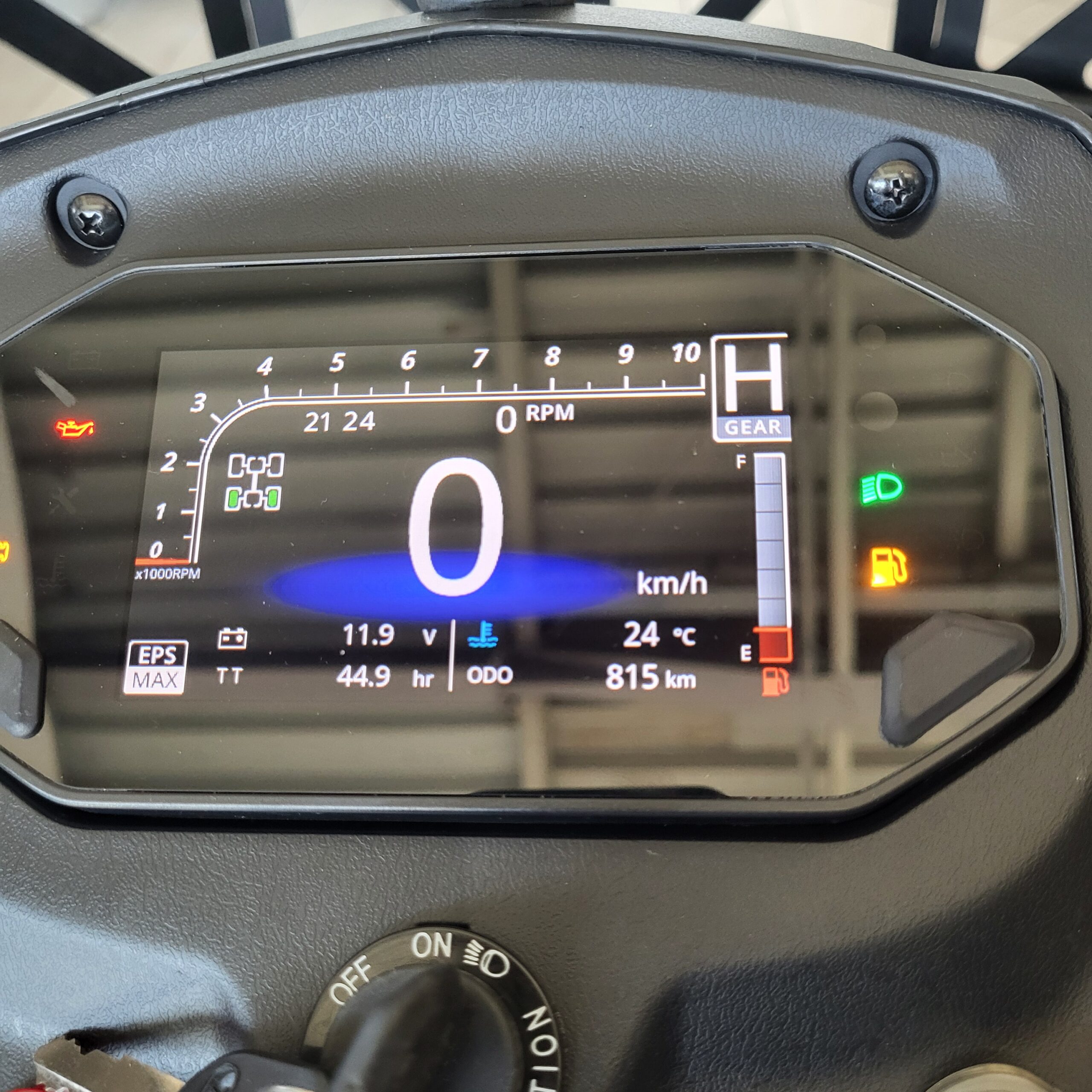 Deska rozdzielcza TGB Blade 1000 LTX MAX: prędkość, obroty, poziom paliwa i inne informacje.