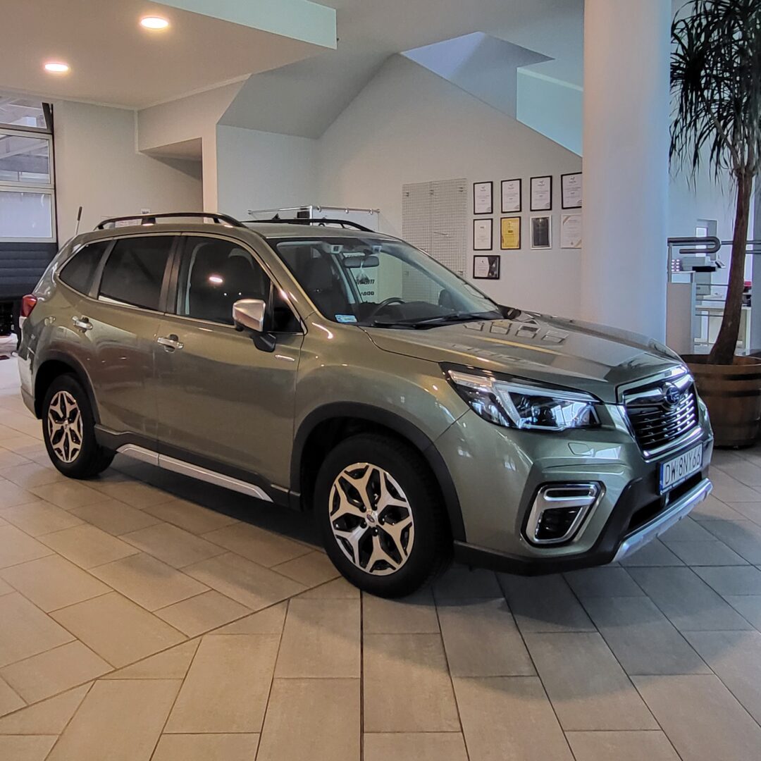 Subaru Forester 2.0i L Comfort EyeSight Lineartronic 2021 w kolorze zielonym, widok z boku.