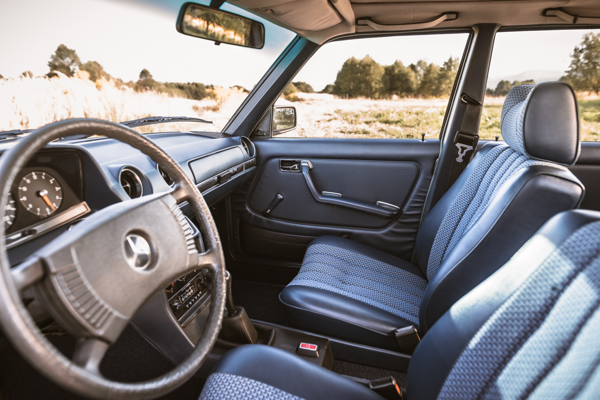 Wnętrze klasycznego Mercedesa W123: kierownica, siedzenia i deska rozdzielcza.