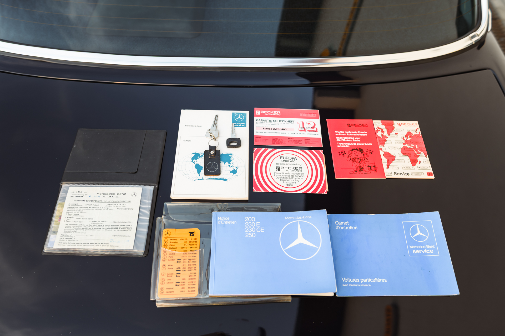 Dokumentacja i akcesoria do Mercedesa-Benz W123: instrukcja obsługi, książka serwisowa, kluczyki.