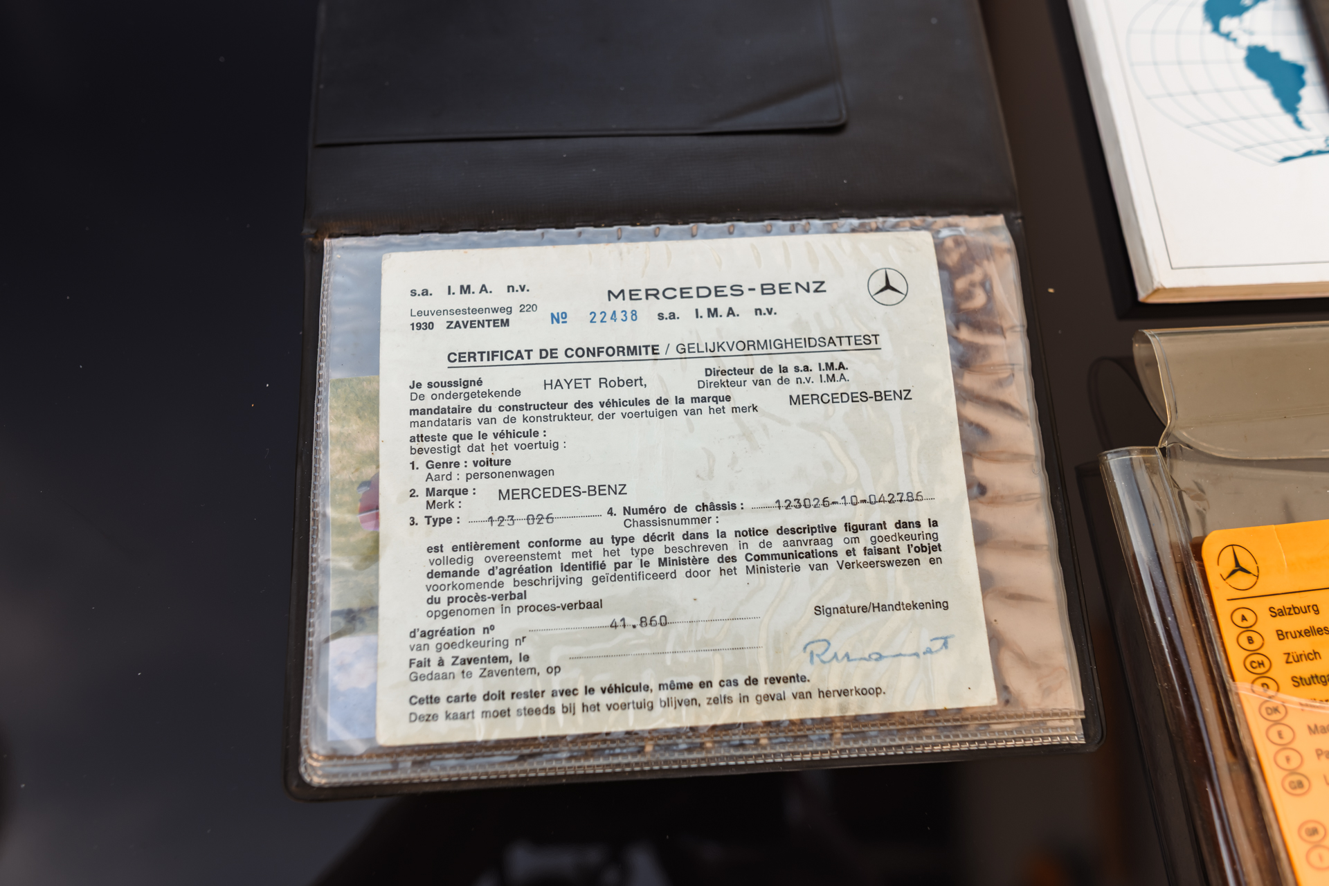 Certyfikat zgodności Mercedes-Benz W123 z danymi technicznymi pojazdu.