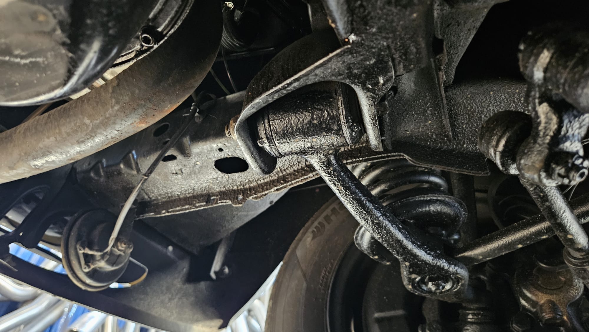 Zawieszenie Mercedes-Benz W123: sprężyna, amortyzator i elementy gumowe.