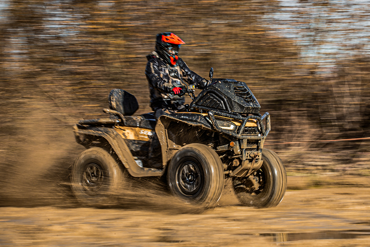 Kierowca ATV w kasku na Segway AT 10 WL MUD podczas jazdy po błotnistym torze