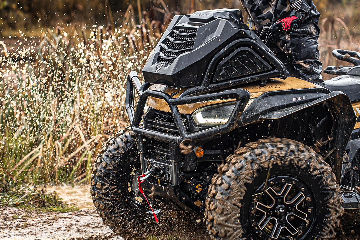 Segway AT 10 WL MUD w błotnistym terenie, woda pryska.
