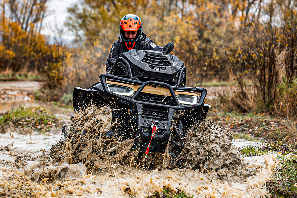 Segway AT 10 WL MUD: ATV przedziera się przez błoto.