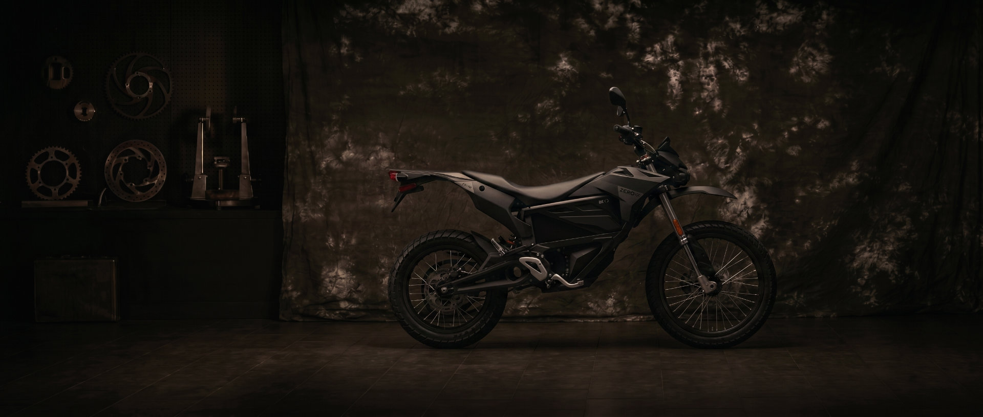 Czarny motocykl elektryczny Zero DS w warsztacie
