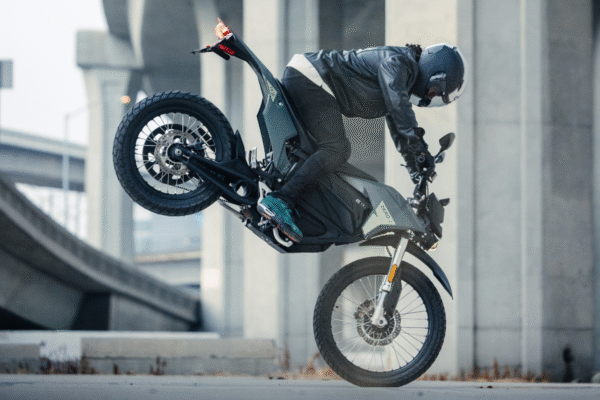 Zero Motorcycles FX MY23 wykonuje wheelie pod miejskimi wiaduktami, prezentując elegancki design i zwinność
