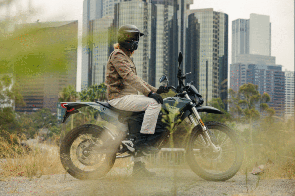 Zero Motorcycles FX MY23: Elektryczny motocykl adventure, widok z przodu, miasto w tle.